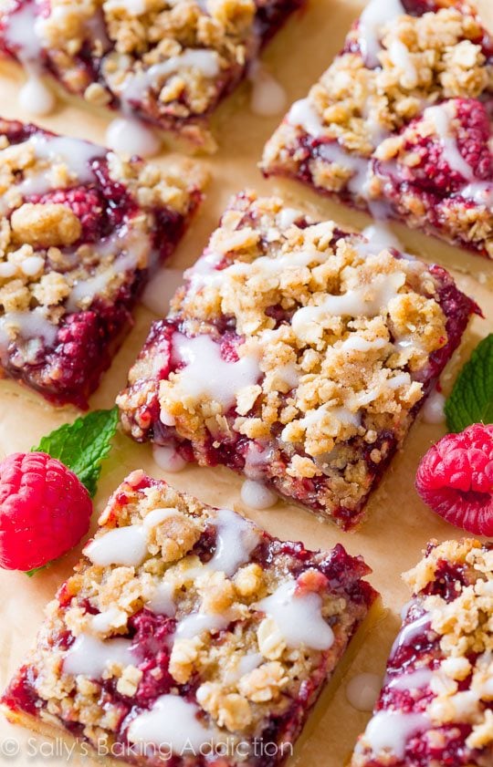 raspberry streusel bars with vanilla icing